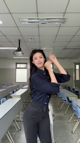 学姐来上课啦！！&ldquo;卓识&rdquo;教室跳手势舞尽显妙曼身姿！